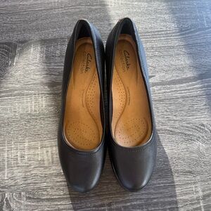 Clarks Women's Black Leather Flats size 11
